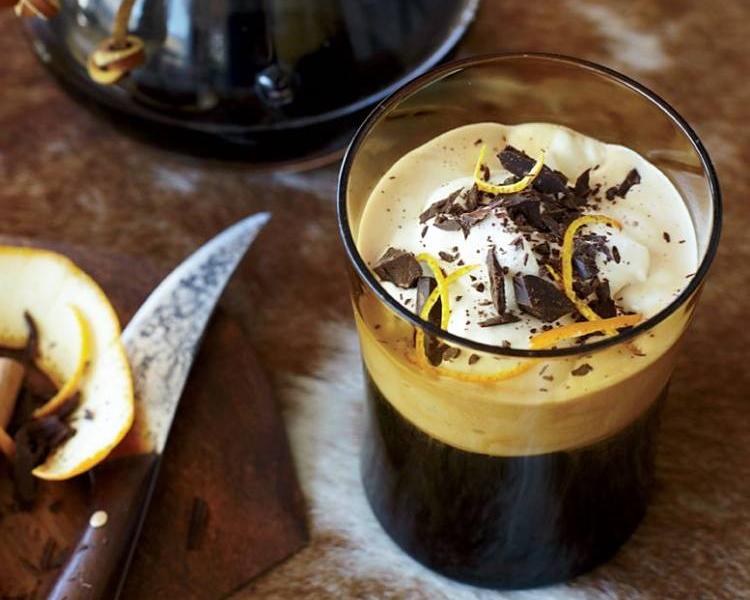 Kawa z rumem i cynamonem