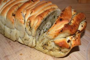 Chlebek drożdżowy z masłem ziołowo-czosnkowym