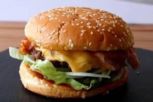 Hamburger z boczkiem i serem