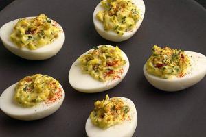 Jajka faszerowane z boczkiem i wędzoną papryką