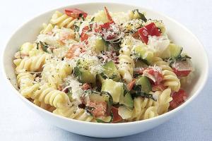 Makaron Rotini z cukinią, pomidorem i czerwoną papryką