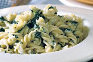 Makaron ze świeżym szpinakiem i ricottą