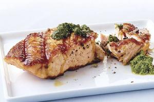 Grillowany łosoś z pesto