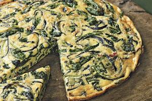 Frittata ze szpinakiem, serem i karmelizowaną czerwoną cebulą