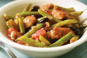 Duszony indyk z fasolką szparagową, pomidorami i oliwkami