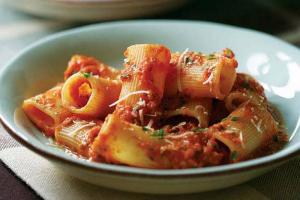 Rigatoni z sosem pomidorowym na bazie wódki