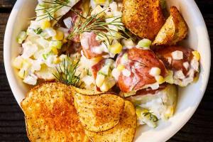 Sałatka ziemniaczana z kukurydzą i bazylią