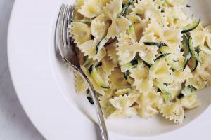 Makaron z cukinią w sosie jogurtowo-serowym