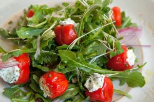 Sałatka z rukoli i nadziewanymi papryczkami Peppadew