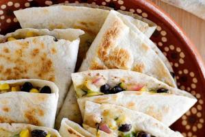 Quesadille z cukinią, kukurydzą, czarną fasolą i serem