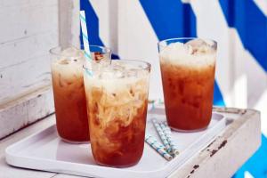 Mrożona herbata z kardamonem, śmietanką i wodą różaną