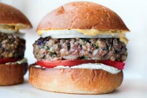 Burgery bekonowe z sosem kolendrowo-jogurtowym