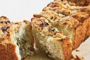 Chleb serowo-cebulowy