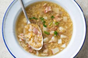 Zupa z czerwoną soczewicą, boczkiem i ziemniakami