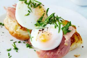 Śniadaniowe kanapki z jajkiem i zapiekaną szynką