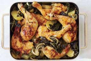 Pieczone udka kurczaka z ziemniakami i jarmużem