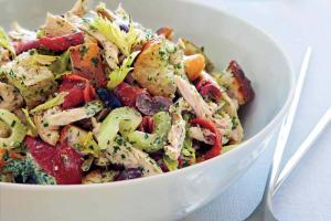 Sałatka z kurczakiem i ciabattą z sosem z anchois i majonezem