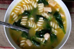 Rosół z makaronem i szpinakiem