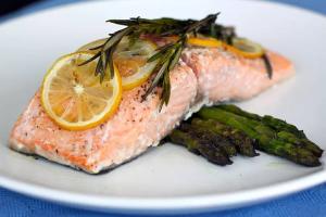 Pieczony  łosoś z rozmarynem i cytryną