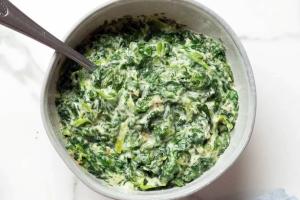 Kremowy szpinak z czosnkiem i parmezanem